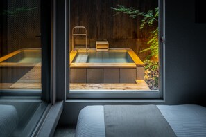 Baignoire et douche séparées, douche cascade