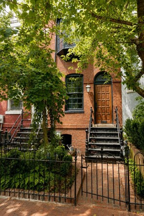 Unclassified image, 3 of 14, button - Amazing Location - Close to Union Station (Washington)