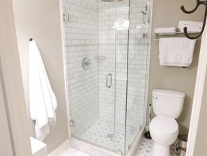 Bañera, secador de pelo, toallas
