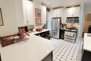 Fridge, microwave, oven, stovetop - The Grand Piano at Logan Circle! (Washington)