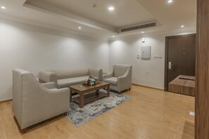 Familien-Suite | Wohnbereich | 40-Zoll-LCD-Fernseher mit Kabelempfang, Fernseher