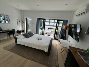 Laptop workspace, iron/ironing board, WiFi, bed sheets - Curious Carriage Rooftop in Shaw (Washington)