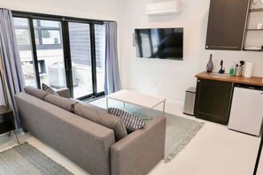 TV, offices - Curious Carriage Rooftop in Shaw (Washington)