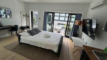 Laptop workspace, iron/ironing board, WiFi, bed sheets
