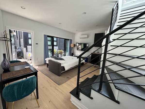 Laptop workspace, iron/ironing board, WiFi, bed sheets