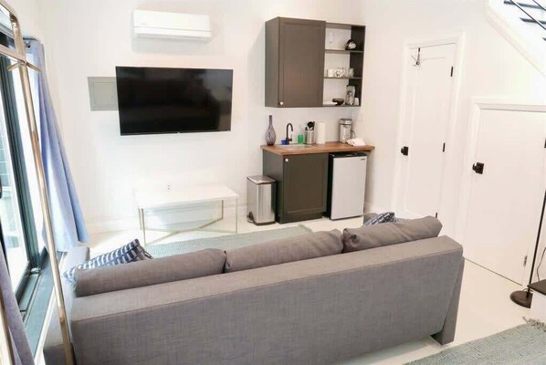 TV, offices - Curious Carriage Rooftop in Shaw (Washington)