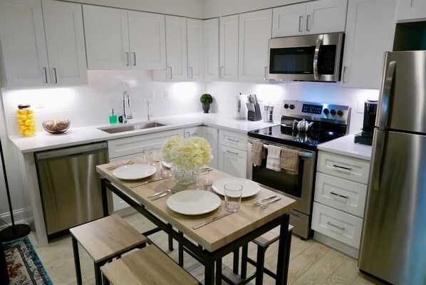 Kühlschrank, Mikrowelle, Herdplatte, Wasserkocher mit Kaffee-/Teezubehör