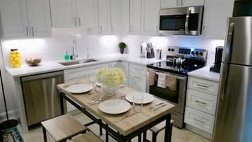 Coffee/tea maker, fridge, microwave, stovetop