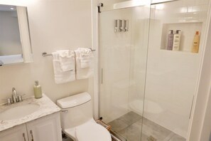 Badekar, hårføner og håndklær