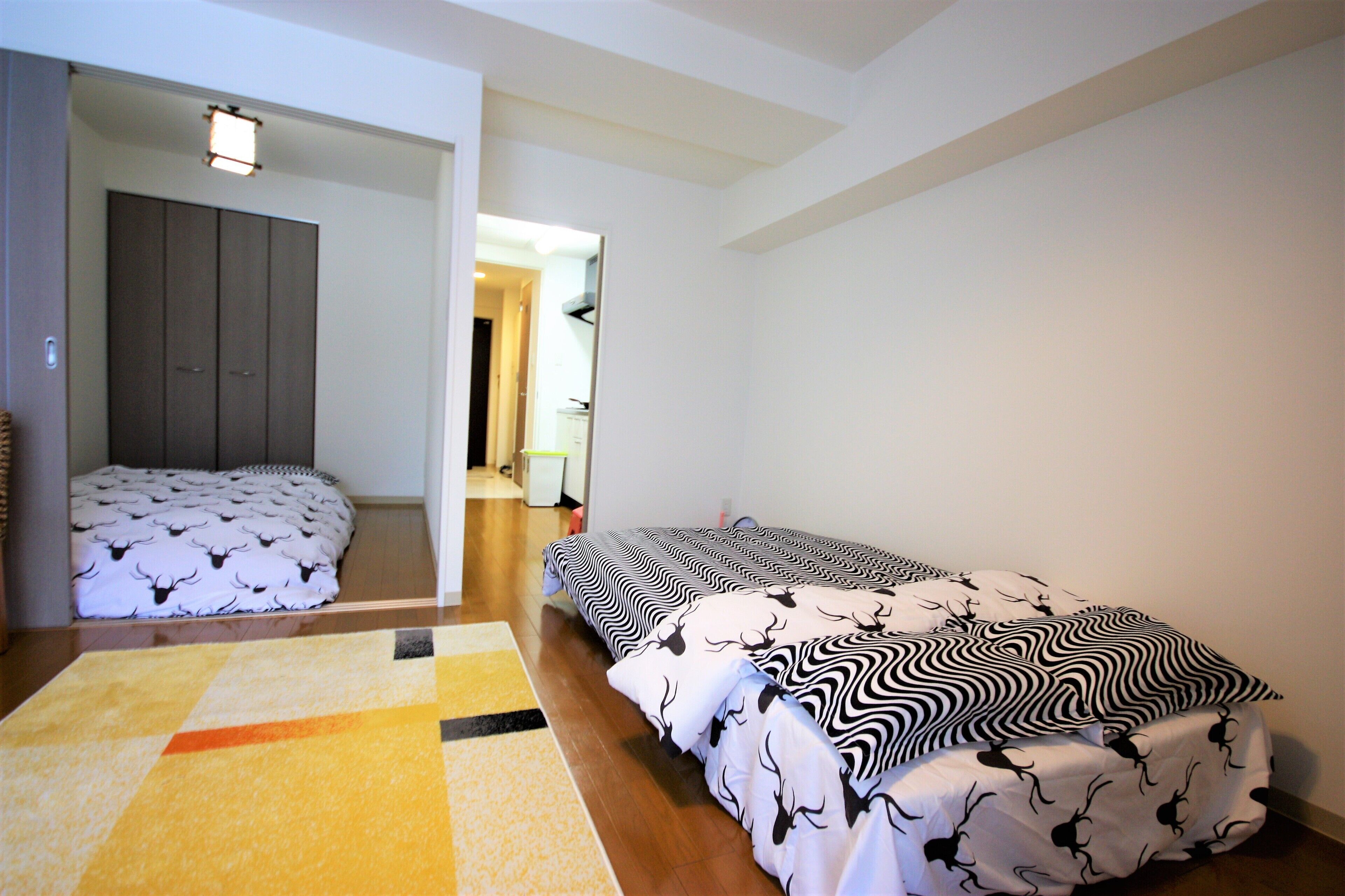 Una camera da letto con un letto, un armadio e uno specchio.