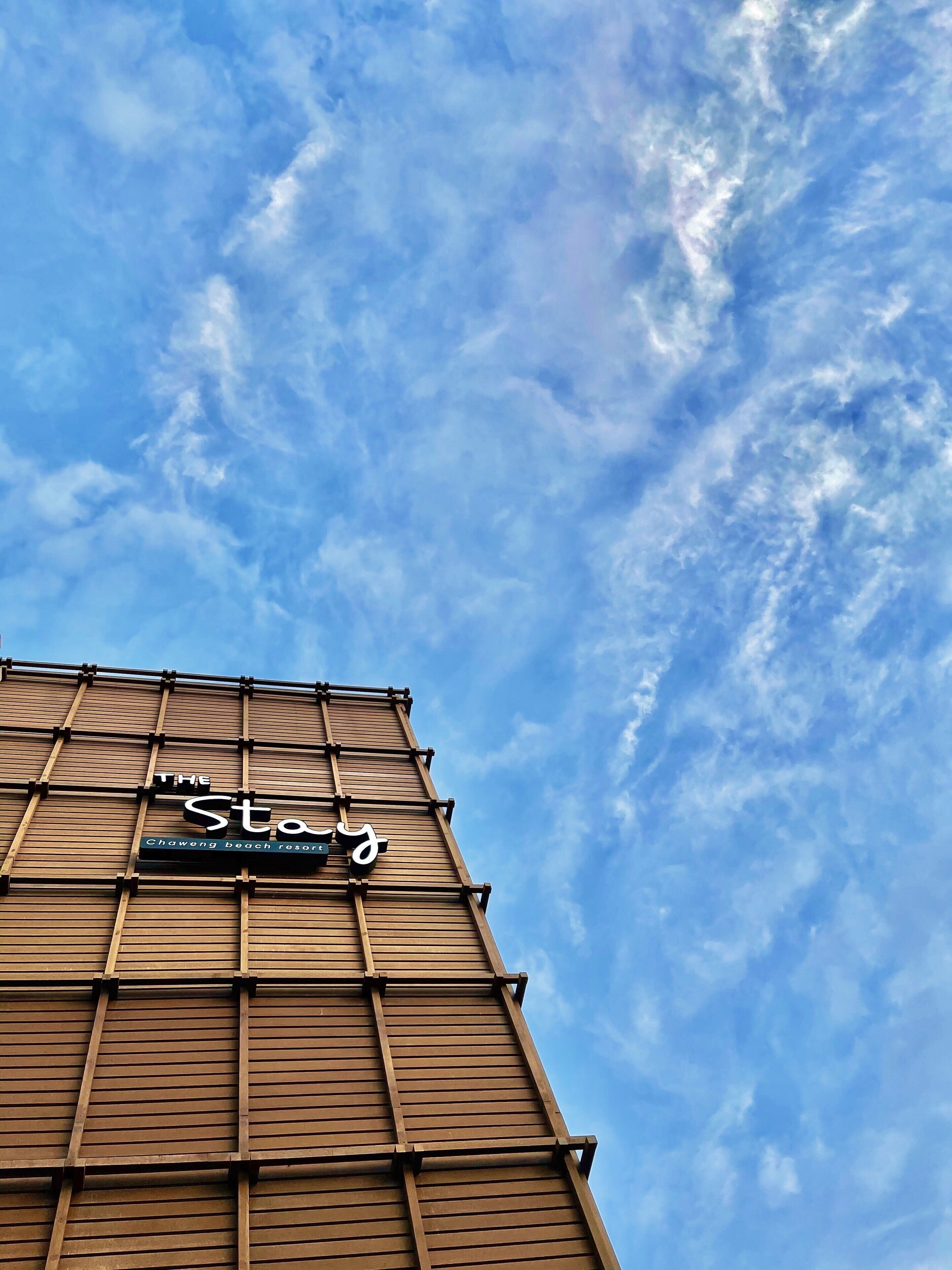 A building with a sign that reads "The Star" and "Chaweng beach resort".