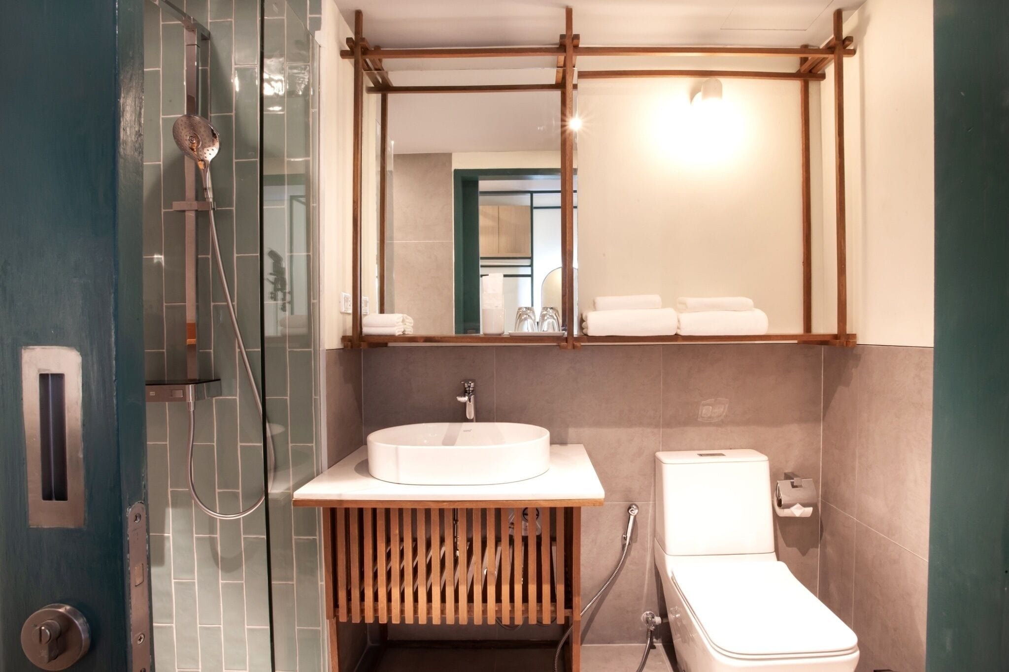 shower, rainfall showerhead, free toiletries, hair dryer