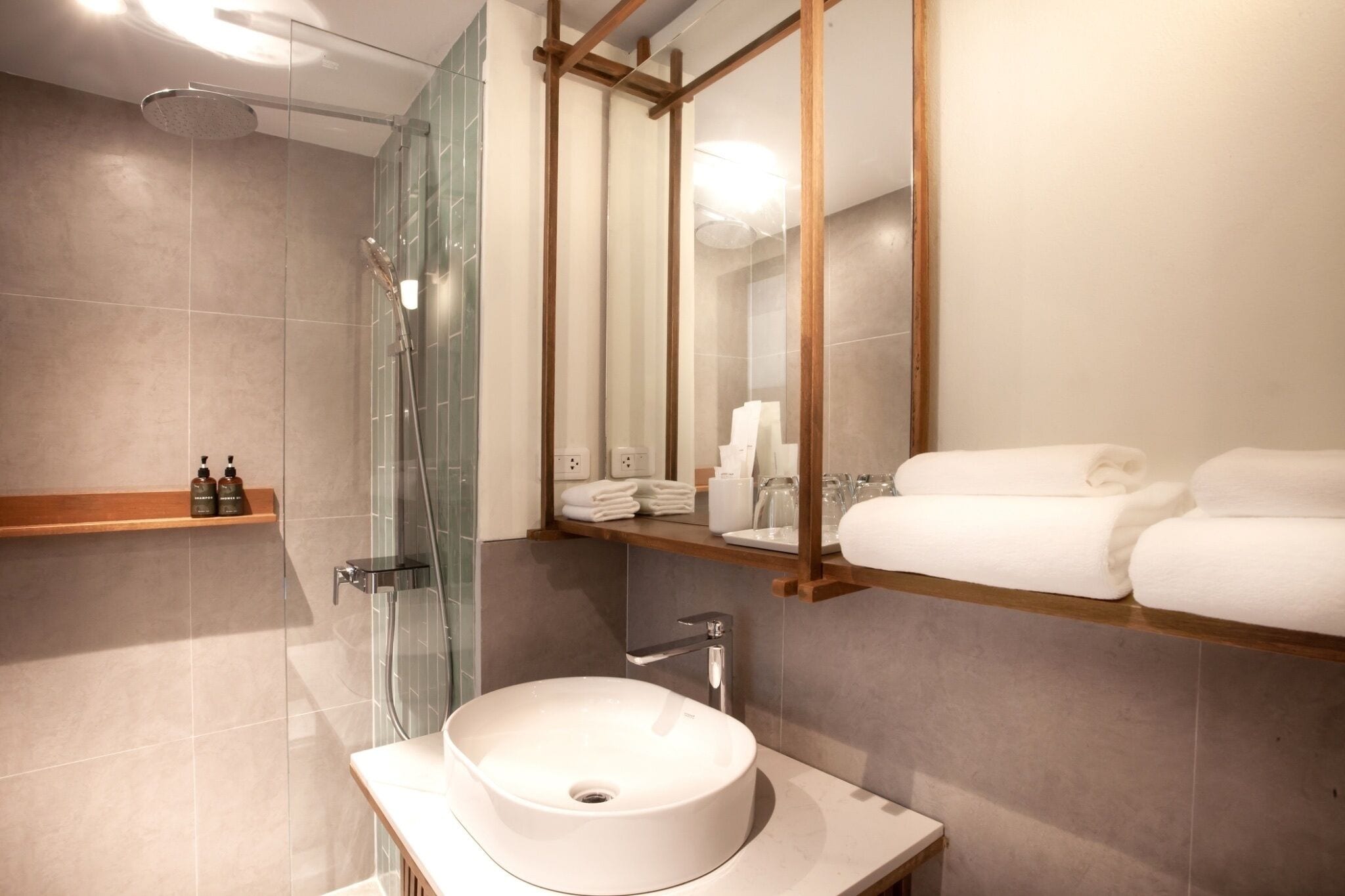 shower, rainfall showerhead, free toiletries, hair dryer