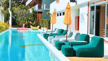 Piscina externa, espreguiçadeiras