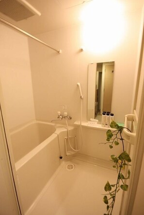 Apartamento, 2 quartos | Banheiro | Banheira e chuveiro separados, produtos de toalete grátis