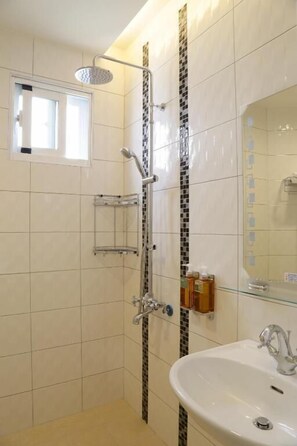 Standard Double Room | Bathroom shower