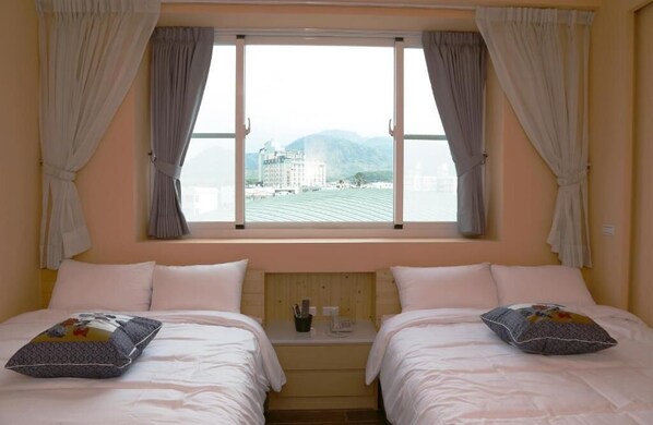 Chambre Quadruple Économique | Décoration personnalisée, ameublement personnalisé, bureau