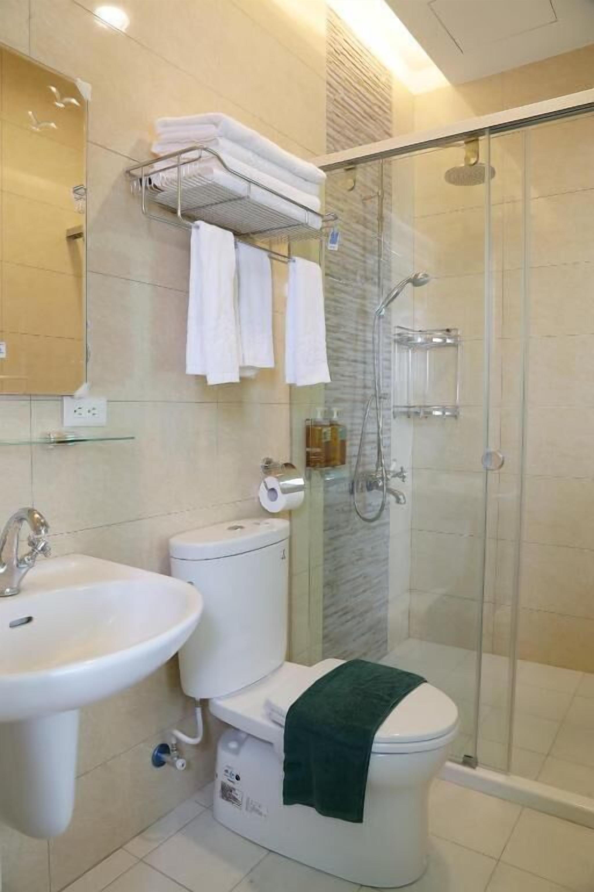 Standaard vierpersoonskamer | Badkamer met douche