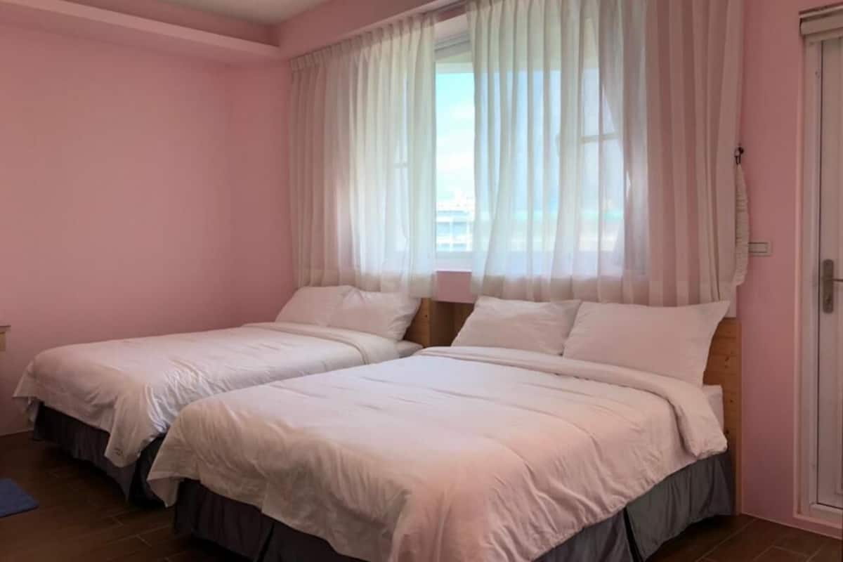 Vierpersoonskamer, balkon | Individueel gedecoreerd, individueel gemeubileerd, een bureau