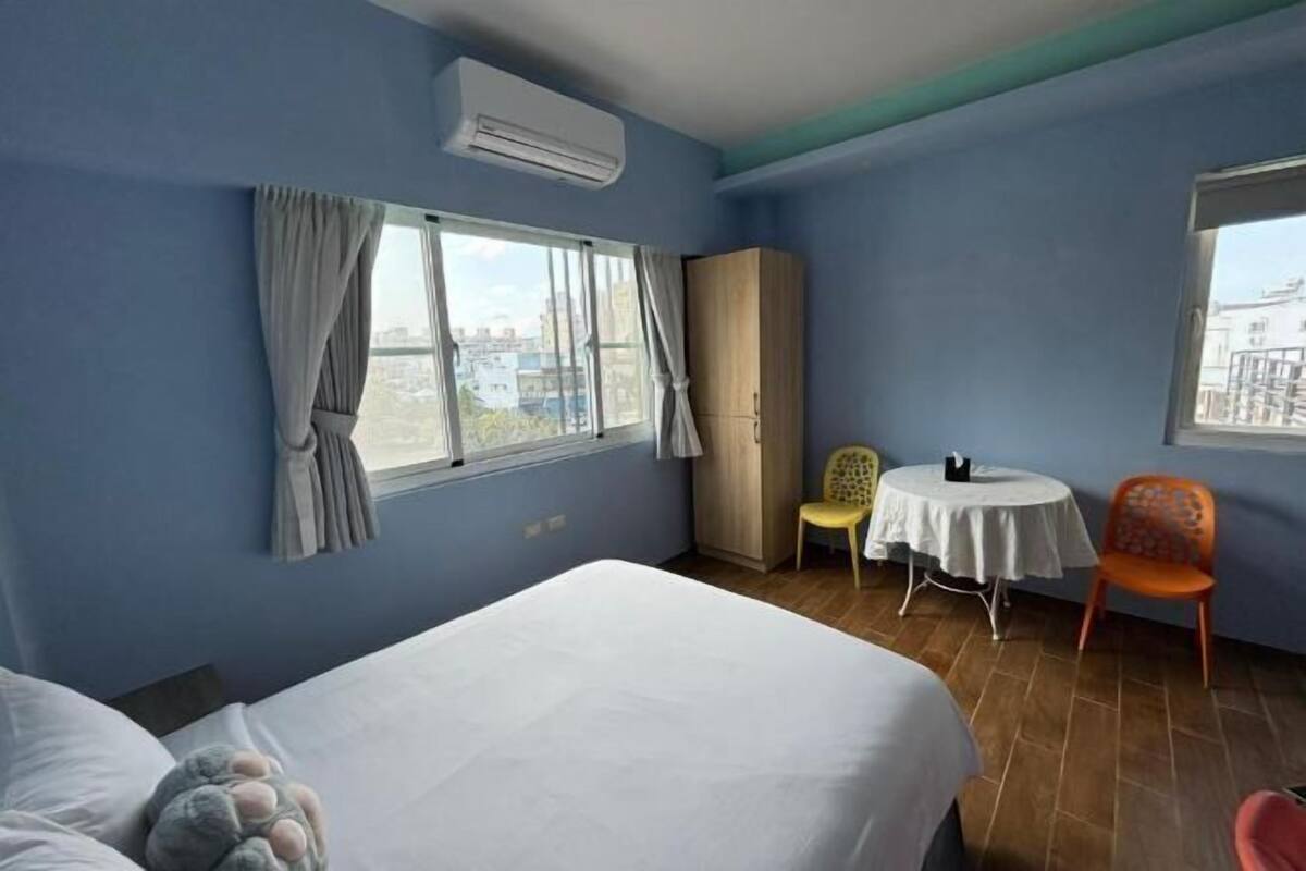 Individually decorated, individually furnished, desk, soundproofing