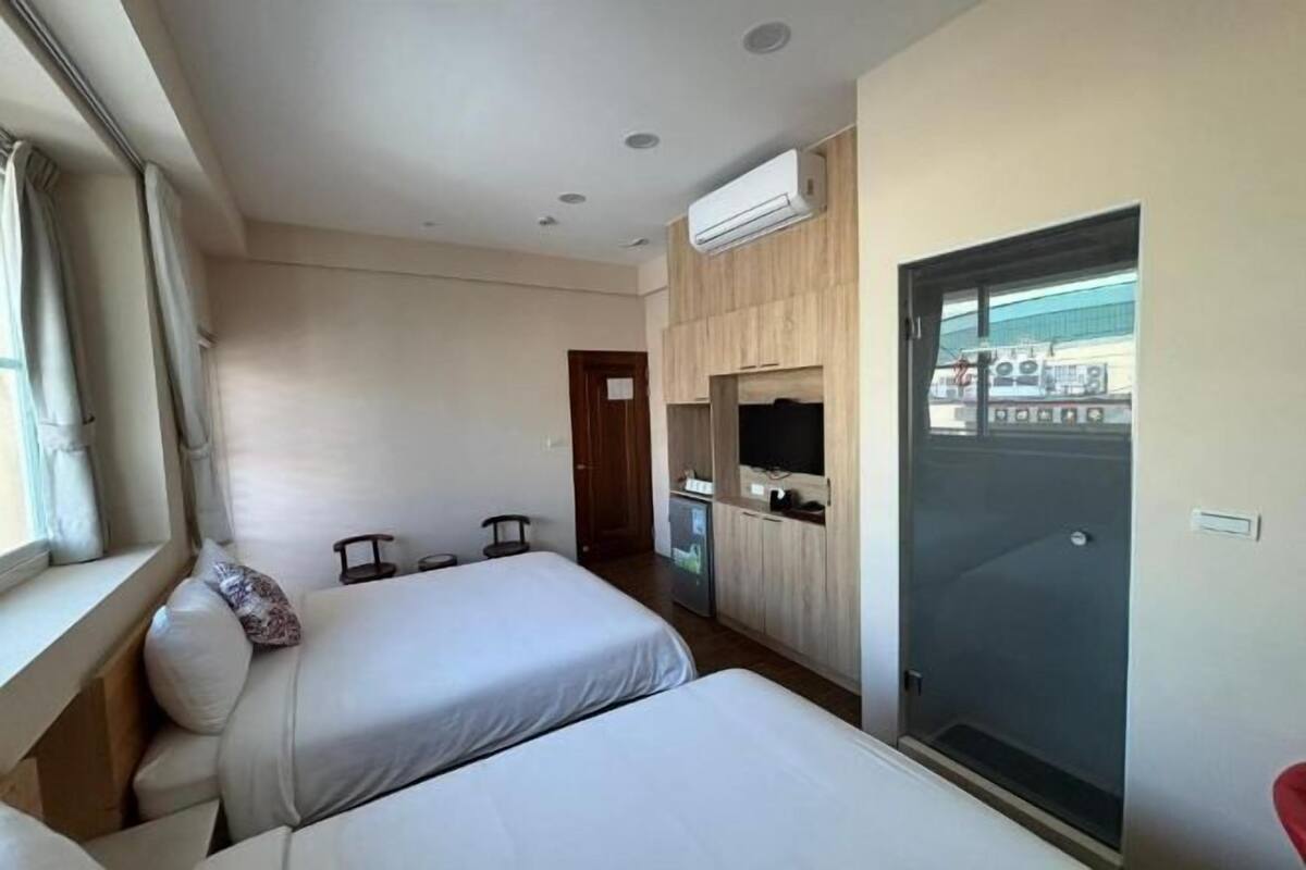 Individually decorated, individually furnished, desk, soundproofing