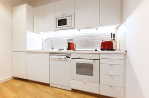 Réfrigérateur, four à micro-ondes, un four, surface de cuisson