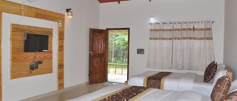 Deluxe Quadruple Room | Laptop workspace, free WiFi