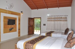 Deluxe Quadruple Room | Laptop workspace, free WiFi