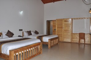 Laptop workspace, free WiFi - Water View Holiday Retreat (Belur)