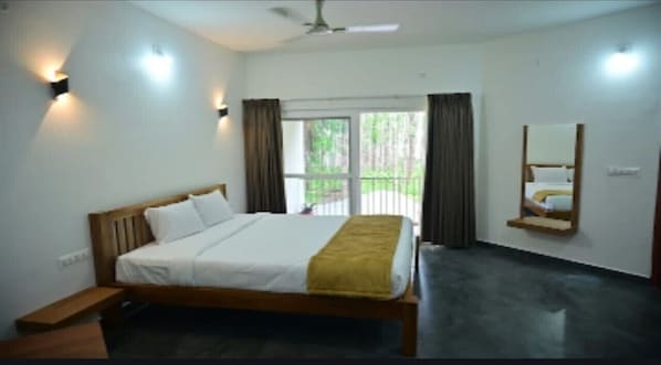 Dobbeltrom – premium | Skrivebord for bærbar PC og wi-fi (inkludert)