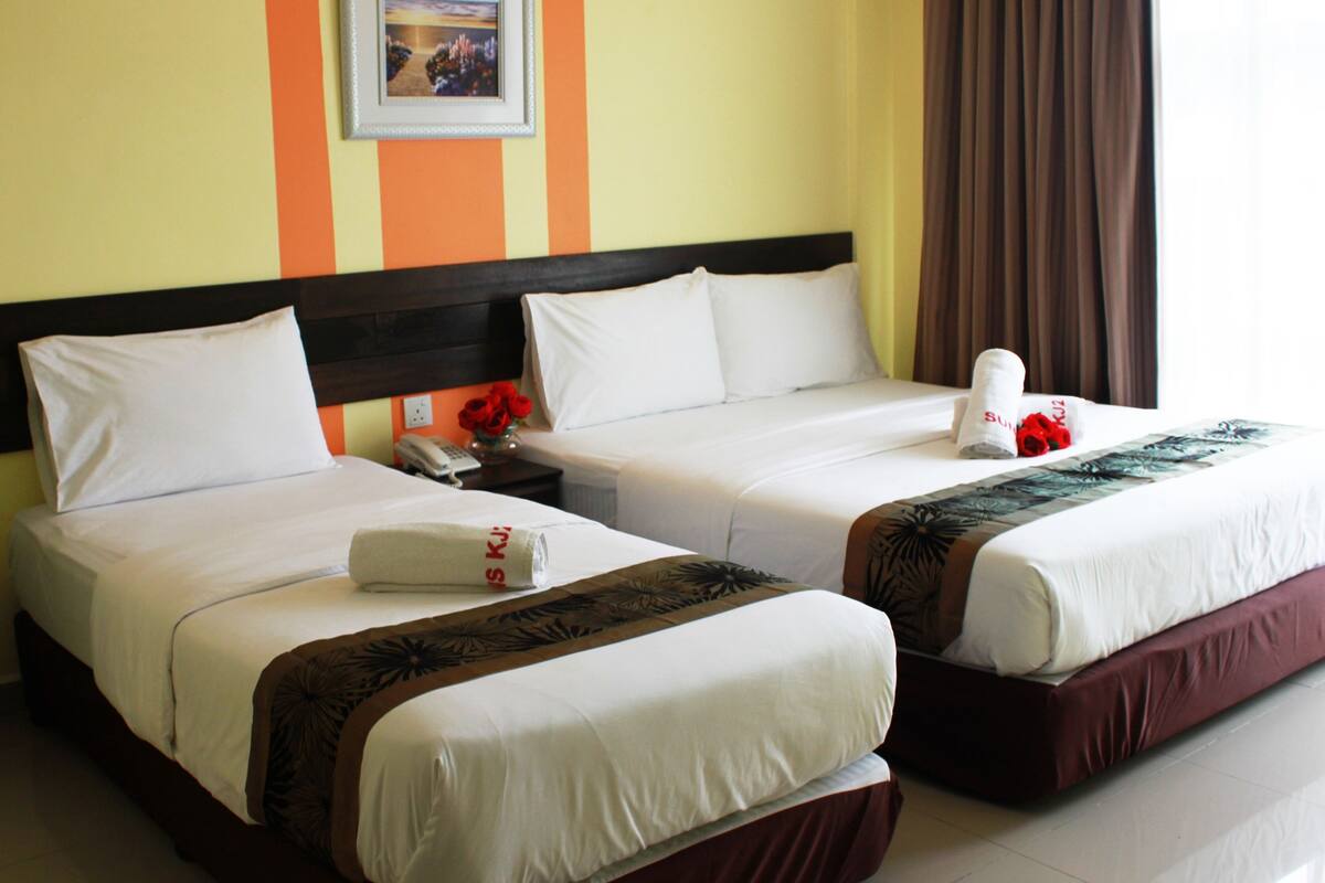 Room | Gebar bulu kapas, meja, kalis bunyi, seterika/papan seterika 