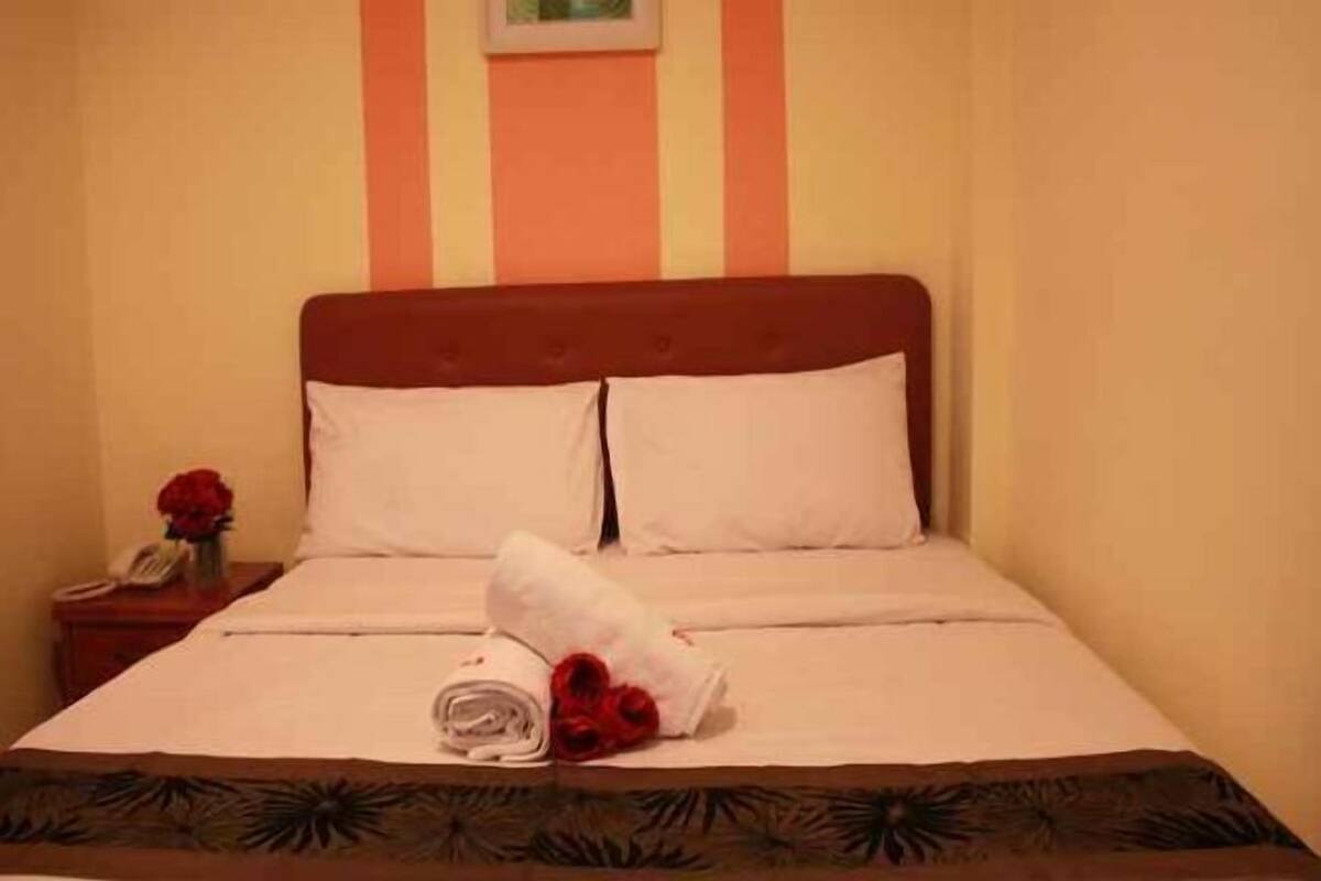 1 habitación, cubrecamas, escritorio y sistema de insonorización
