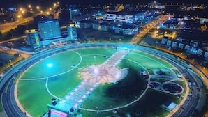 Un estadio circular con una cúpula central y asientos alrededor.