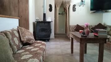 Een televisie en een open haard