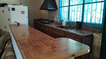 Kühlschrank, Ofen, Herdplatte, Wasserkocher mit Kaffee-/Teezubehör