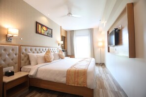 Executive Room, 1 King Bed | Premium bedding, minibar, in-room safe, individually furnished