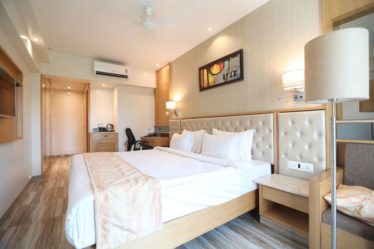 Executive Room, 1 King Bed | Living area | 32-inch LED TV with cable channels, TV
