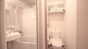 公寓 (2 Full Beds) | 浴室 | 独立的浴缸和淋浴、免费洗浴用品、吹风机、拖鞋