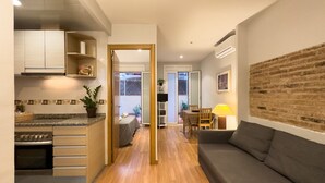 Un apartamento moderno con cocina, comedor y sala de estar.