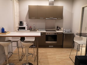 Een koelkast, een microgolfoven, een oven