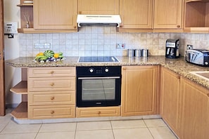 Frigorifero, forno, piano cottura, lavastoviglie