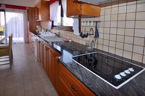 Réfrigérateur, un four, surface de cuisson, lave-vaisselle