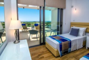 5 chambres, coffres-forts dans les chambres, fer et planche Ă repasser