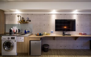 Desk, laptop workspace, blackout curtains, free WiFi - Sunshine Apartment (Taipei)