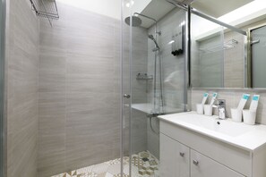 Shower, free toiletries, hair dryer, slippers - Sunshine Apartment (Taipei)