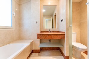 Baignoire, sèche-cheveux, serviettes fournies