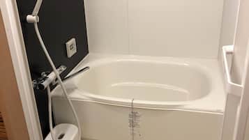 Traditional-Zimmer (Japanese Style for 3 Guests) | Badezimmer | Badewanne und Dusche (separat), kostenlose Toilettenartikel