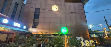 Rakennuksessa on kyltti, jossa lukee »Las Vegas Hotel», ja toinen kyltti, jossa lukee »Cafe Bac».