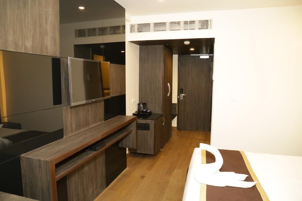 Desk, soundproofing, free WiFi