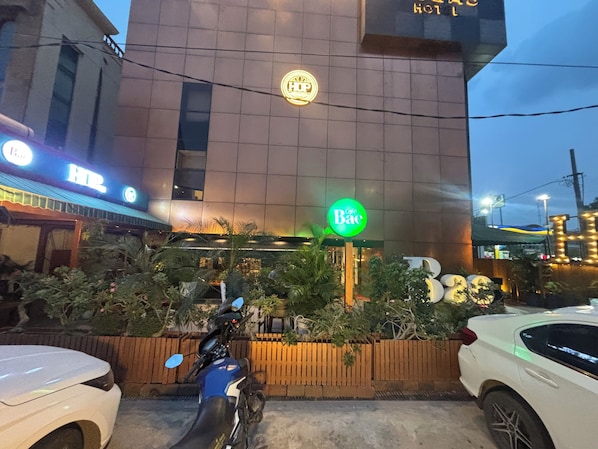Ein Gebäude mit einem Schild für 'Cafe Bac' und einem 'HOTEL'-Schild darüber.